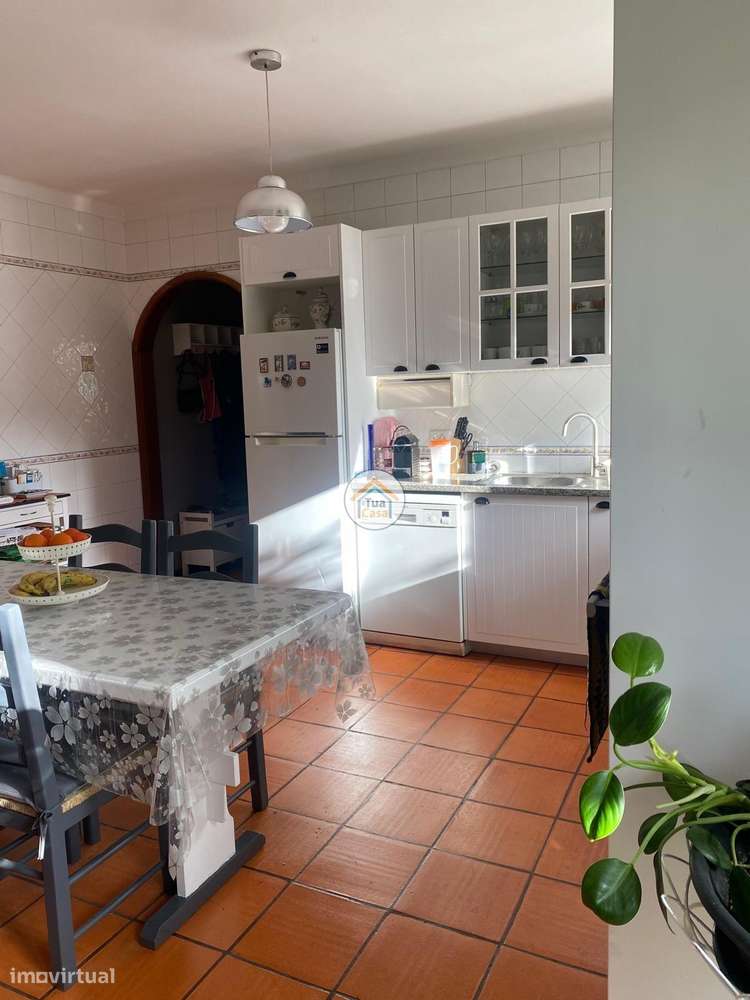 Moradia Geminada  de um dos lados do outro tem entarada e jardim em to-20