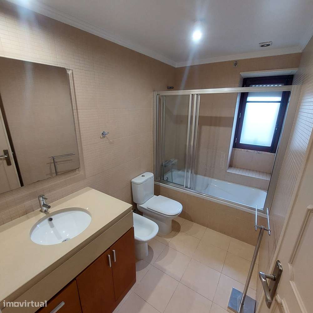 Apartamento T4 com 3 casas de banho e garagem-18