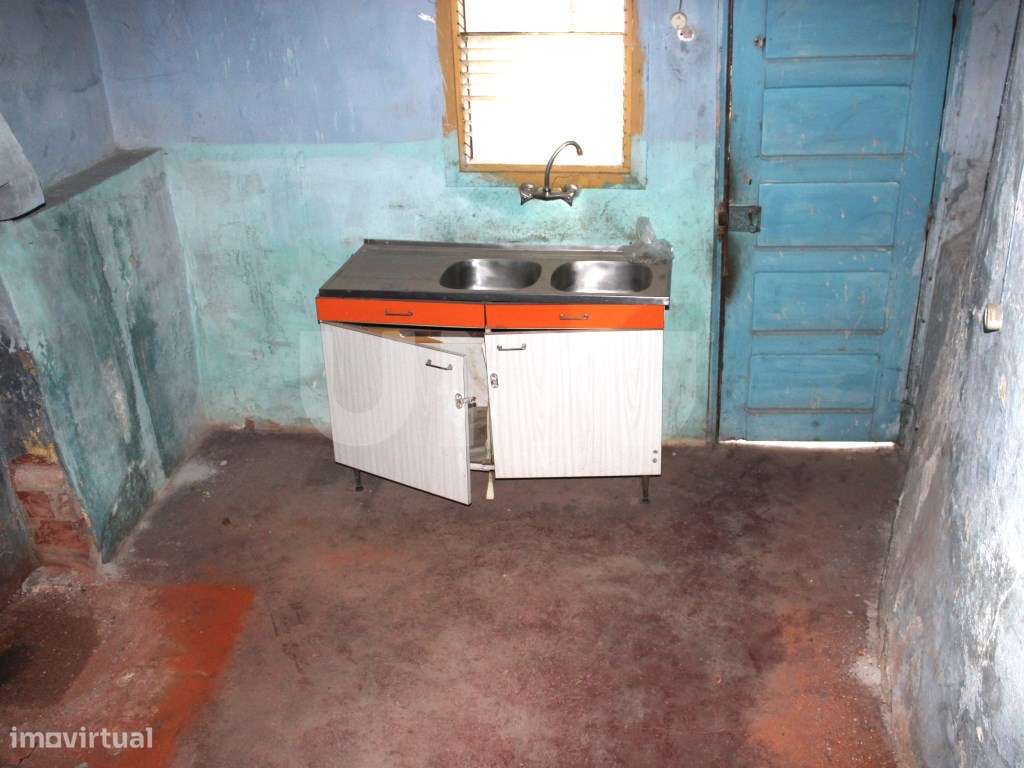 Moradia com Logradouro para Remodelar-10