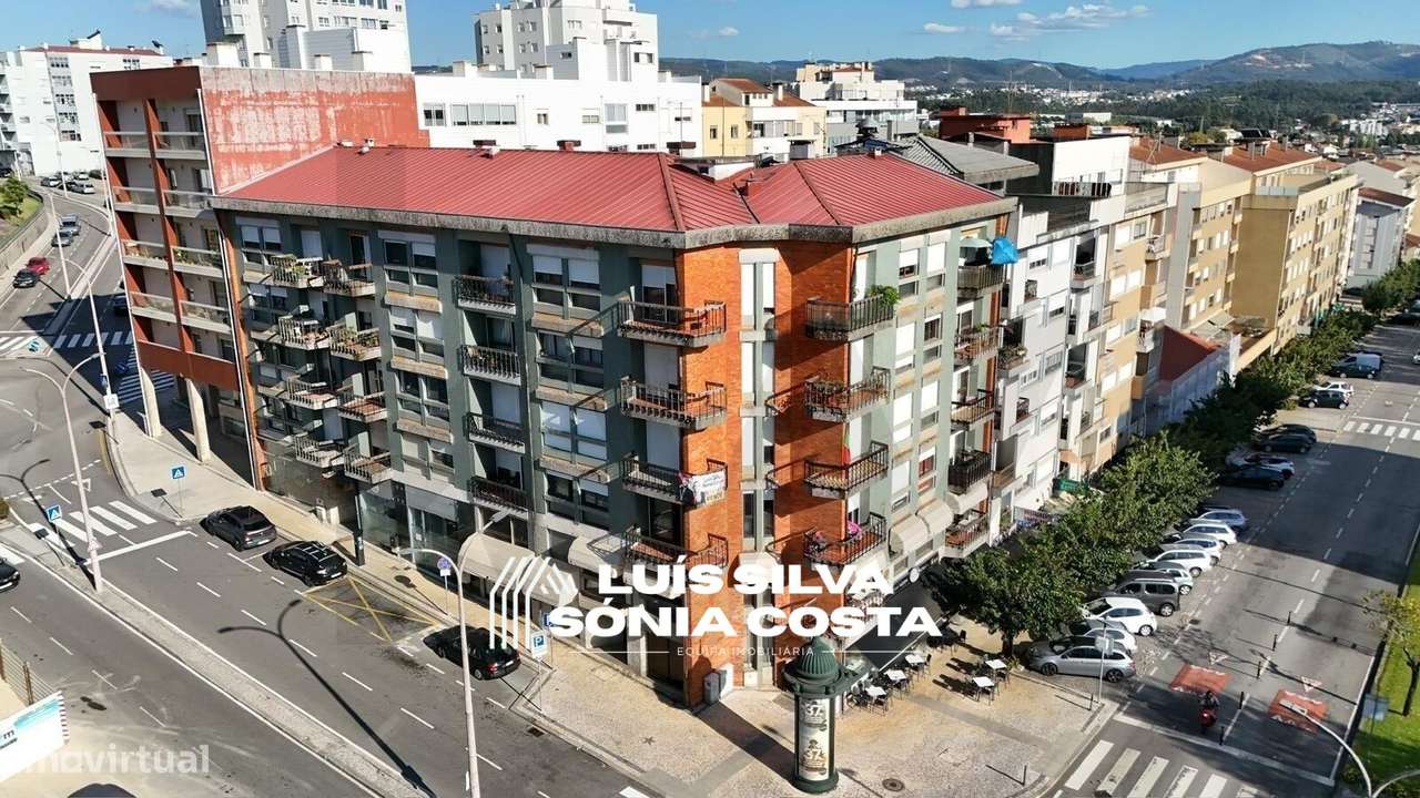 Apartamento T4 c/ Varandas e Elevador em frente á Câmara...-23