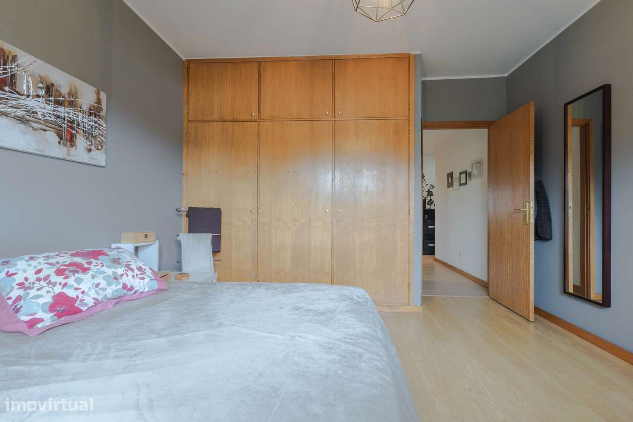 Fantástico Apartamento T2 com Lareira, Varanda e Lugar de Garagem | Fâ-19