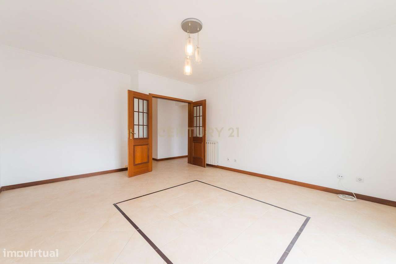 Excelente apartamento T2 com parqueamento em Rio de Mouro-14
