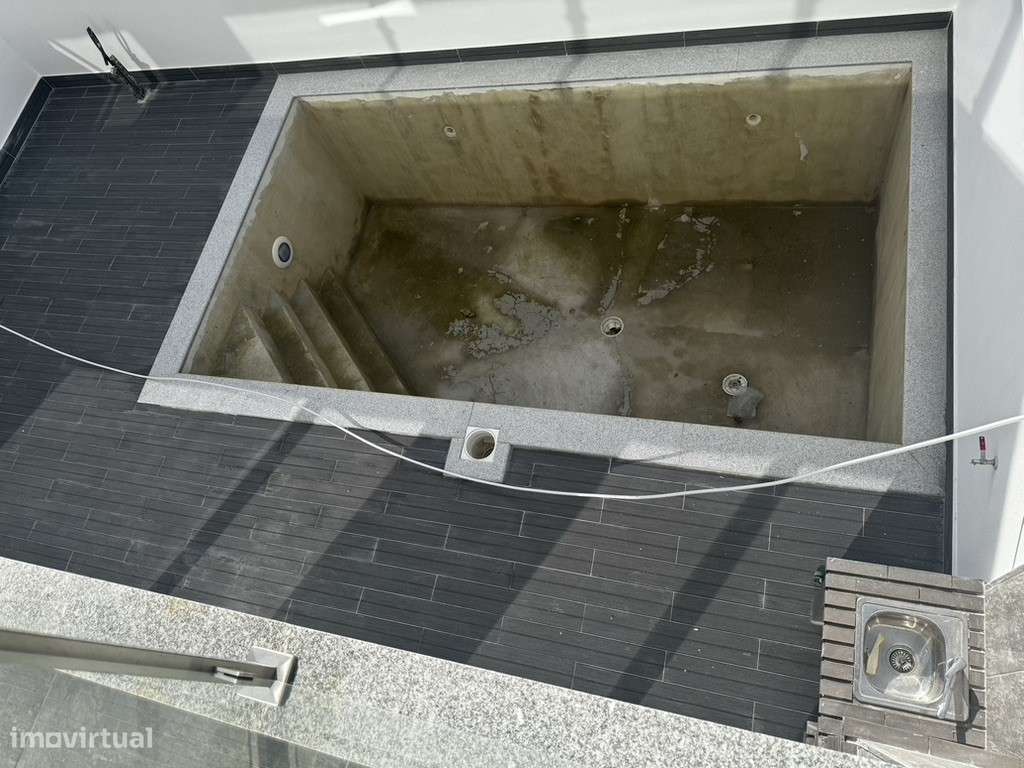 Moradia com 3 Suites, Garagem, Logradouro, Churrasqueira e Piscina-1