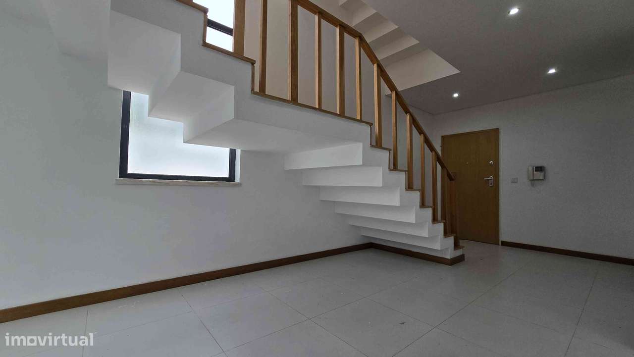 Moradia T4 isolada com jardim e garagem-14