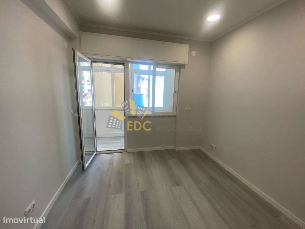 Apartamento T1 Remodelado em Zona Central da Amadora| Junto a Trans...-8