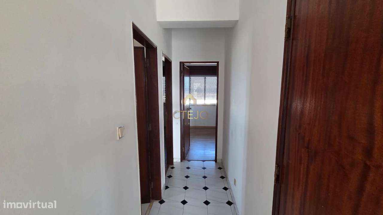 Apartamento T3 com Vista Rio em Sacavém-28