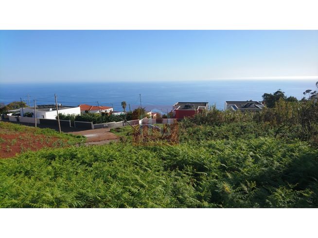 Terreno Urbano com 1.070 m2 na Achada, Prazeres-0