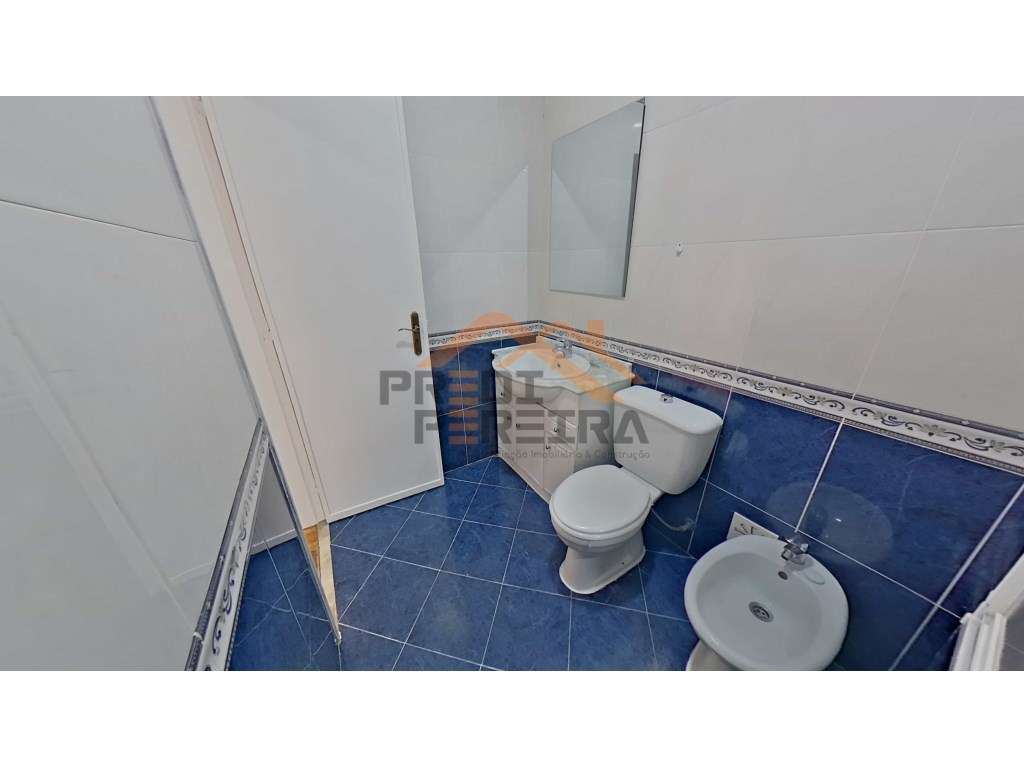 Situado no Forte da Casa, T2 em bom estado de conservação.-13