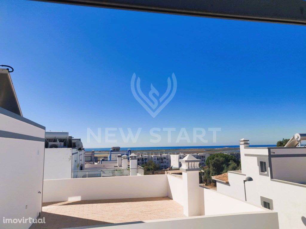 Moradia T2+1 com terraço e vista mar na Fuseta