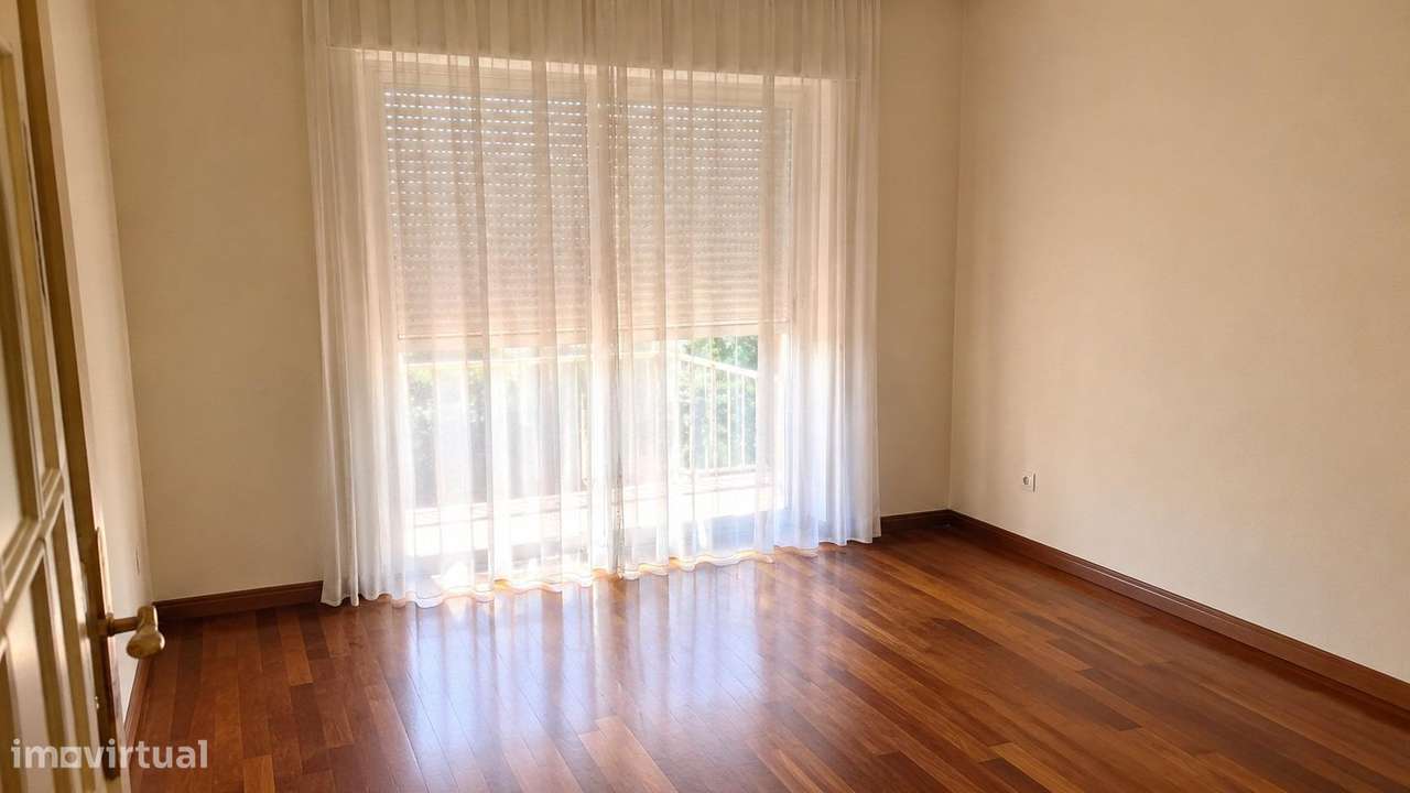Excelente T4 em Montalvão - Bem localizado - 2 Varandas-7