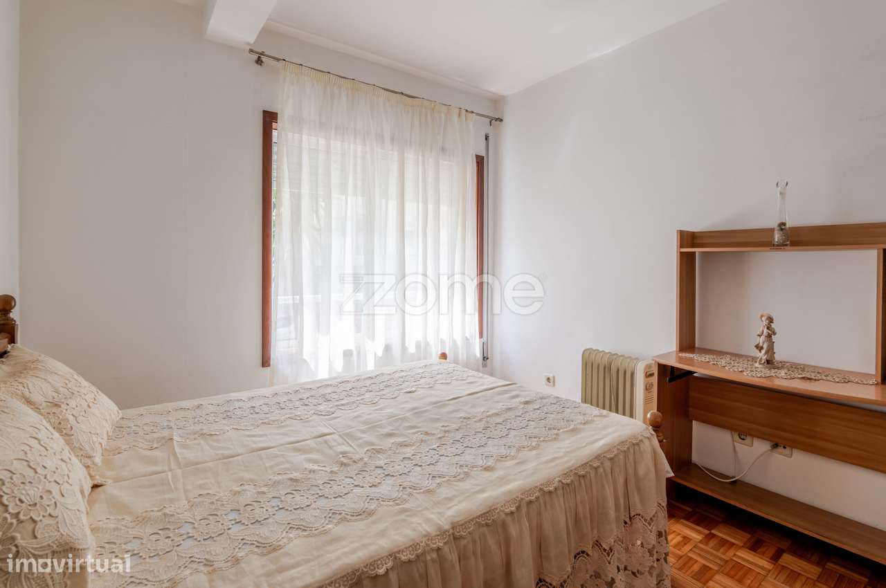 Apartamento T3 com garagem, varanda e arrumos-13