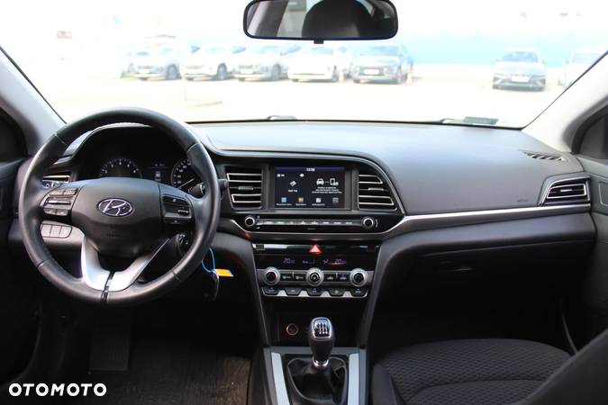 Hyundai Elantra 1.6 Comfort - 21