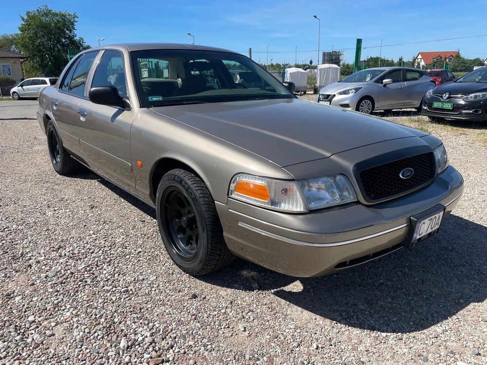 Ford Crown 2001