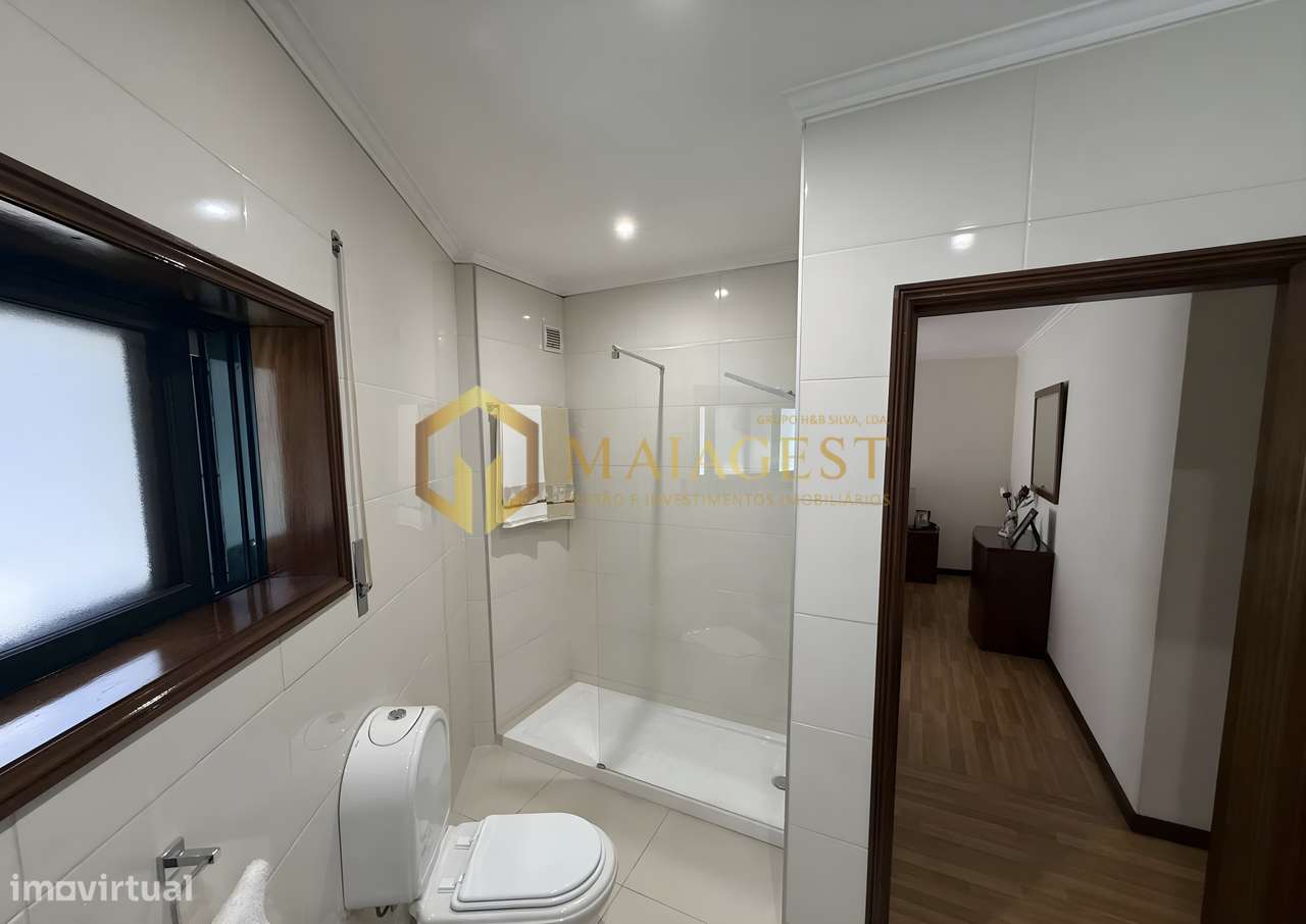 Apartamento T2 Renovado na Madalena com Garagem e Arrumos-24