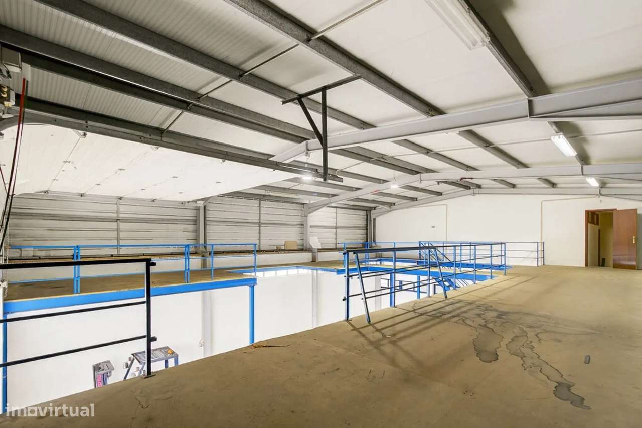 Armazém / Edifício Industrial com 1.800 m² | Avintes – Frente à N222-22