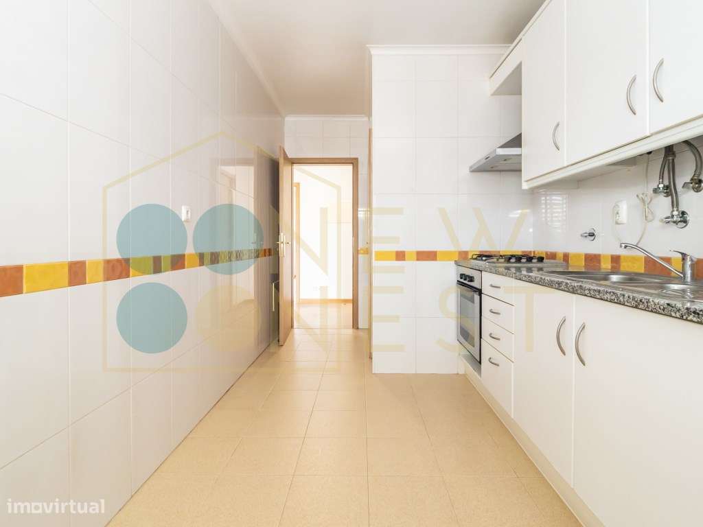 Apartamento T2 com elevador, parqueamento e arrecadação nas Manteig...-5