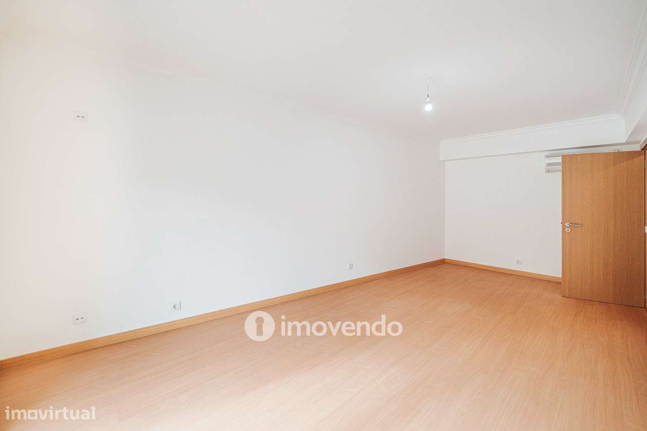 Apartamento T3, com terraço e arrecadação, em Mem Martins-6