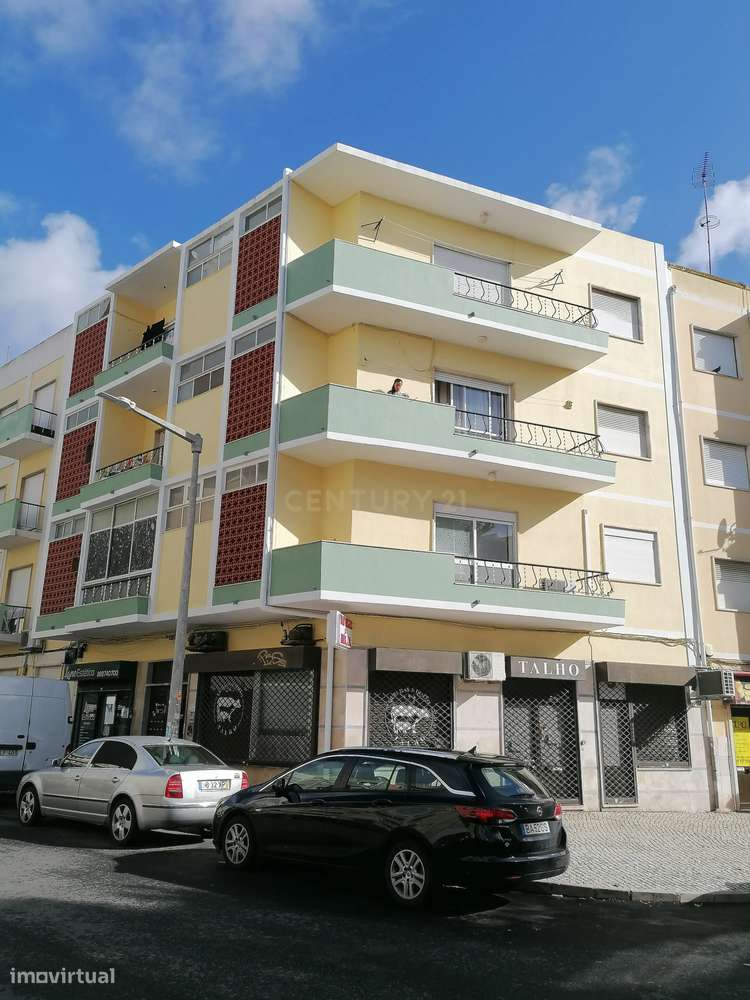 Loja com duas frentes no centro de Alverca - Grande imagem: 4/10