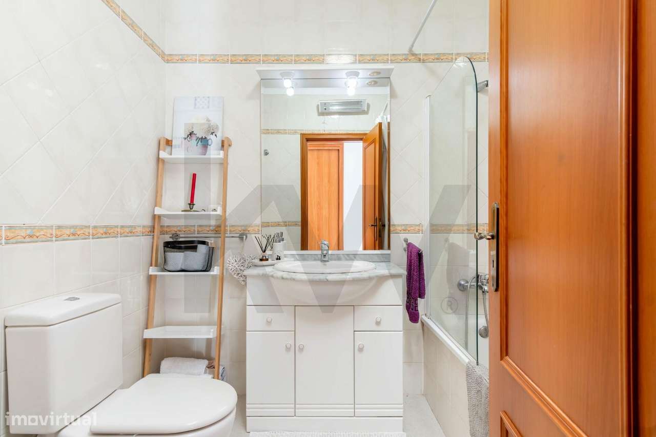 Apartamento T3, com Suíte, Arrecadação e Lugar de Garagem - Palhais, B-37