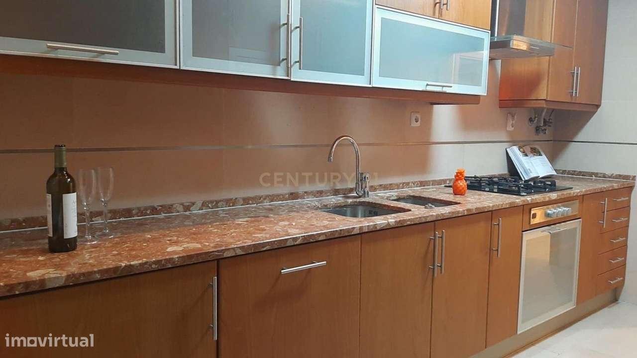 Arrenda-se apartamento recente de quatro assoalhadas com parqueamento - Grande imagem: 5/23