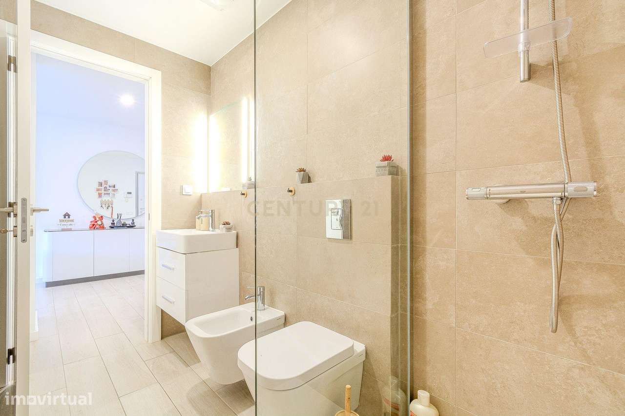 Luxuoso Apartamento de 3 Quartos novo com um Grande Terraço e Estacion-36