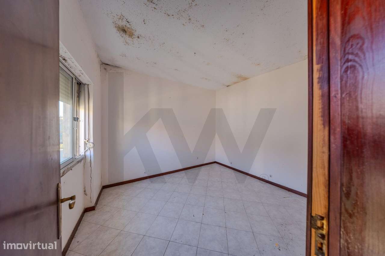 Moradia Bi-Familiar + 2 Anexos Habitáveis na Sobreda Caparica-7