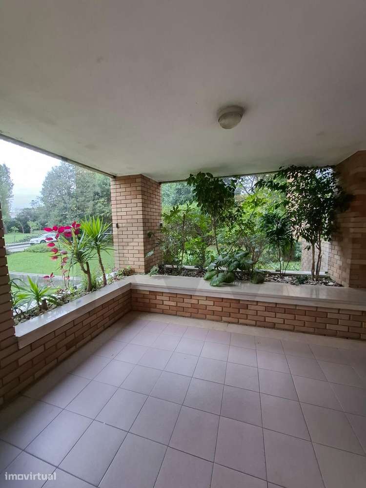 Apartamento T2 com 2 Garagens | Rua Prof. Antão de Almeida Garrett - Grande imagem: 5/26