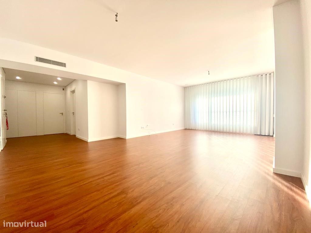 Apartamento T4 moderno com garagem pa...