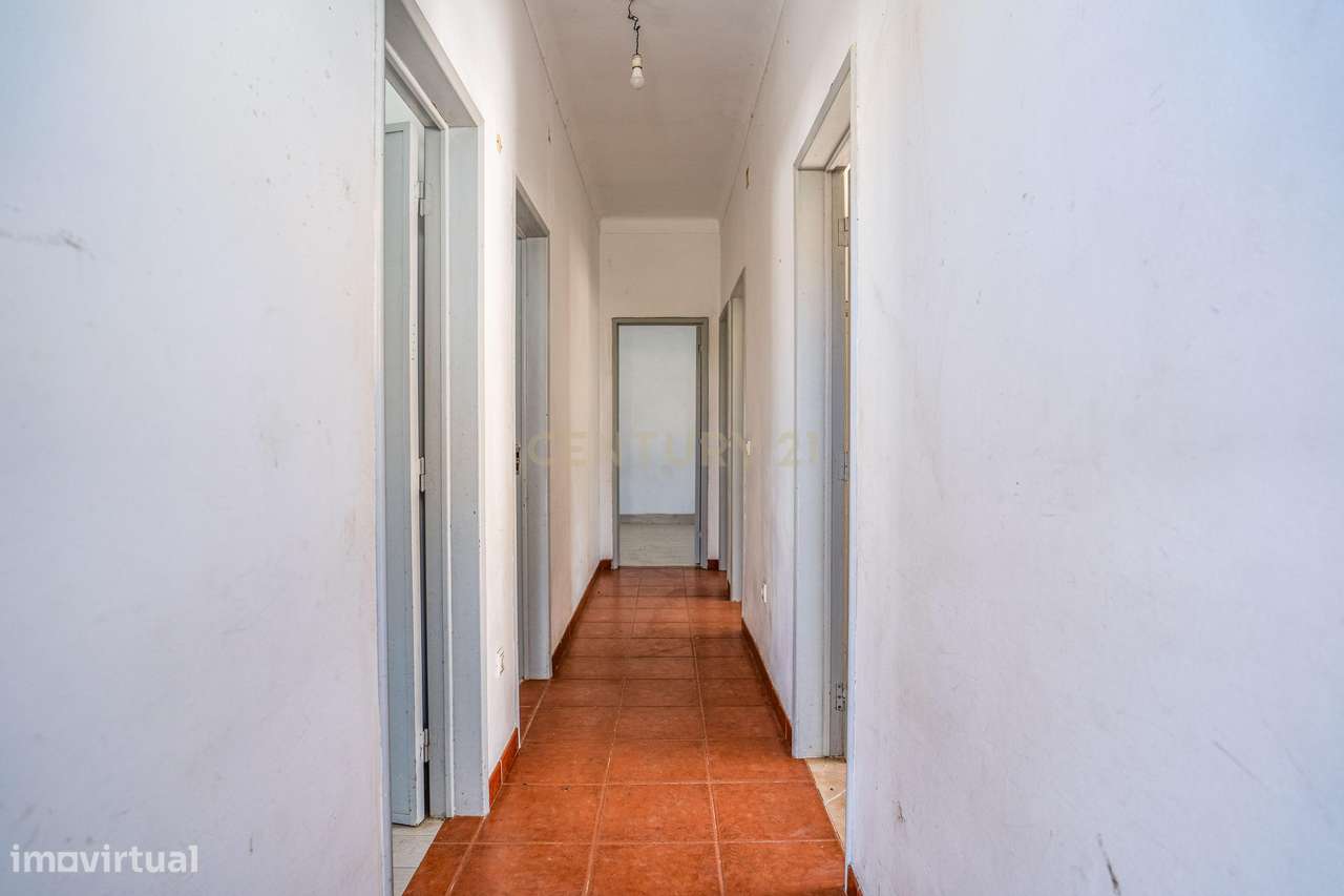 Propriedade composta por prédio, moradia e terreno em Salir do Porto-33