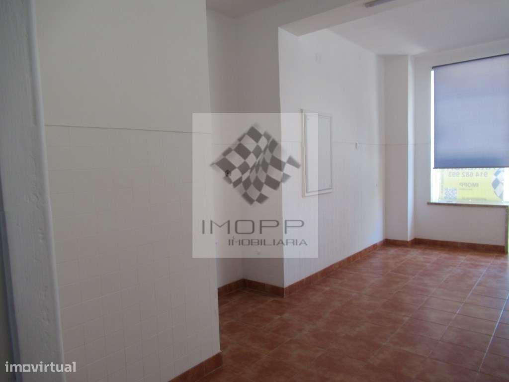 Loja com excelente localização na Reboleira-14