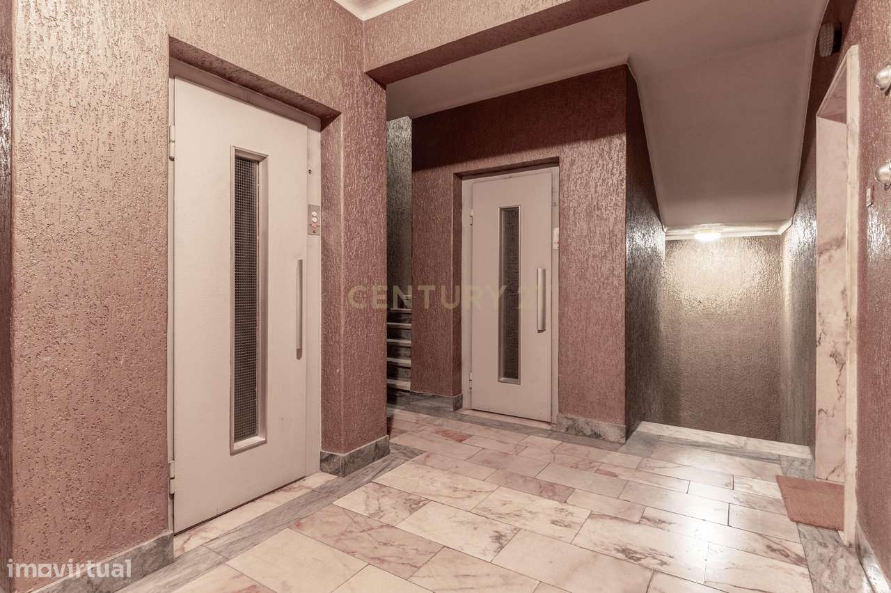 Apartamento T3 com Elevador e Garagem na Prestigiada Rua Luciano Corde - Grande imagem: 4/30