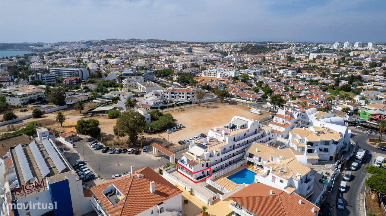 Apartamento T2 com terraços e piscina a 100 metros da praia da Oura –-22