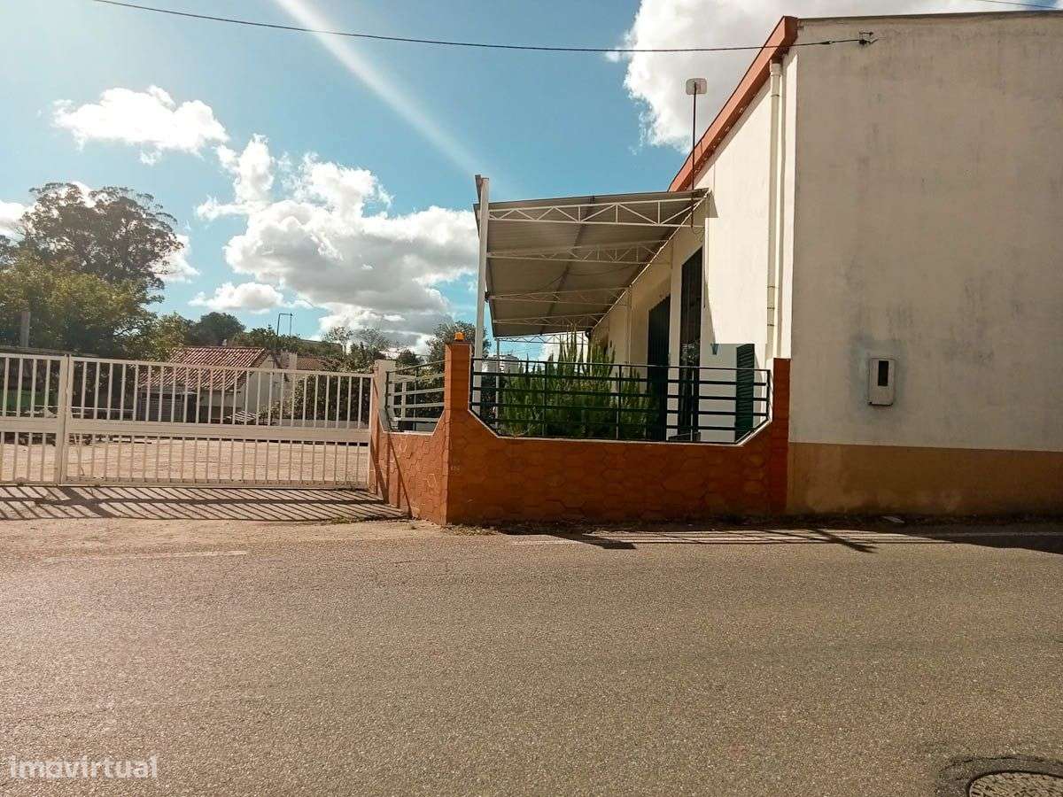 Armazém com 972m2 - Grande imagem: 2/3