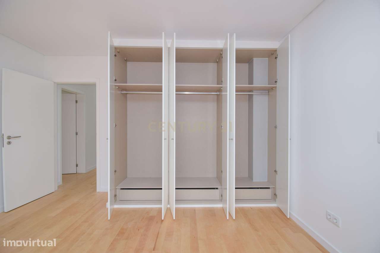 Moradia T4 de Arquitetura Moderna e Sustentável em Famões - Casal do R-23