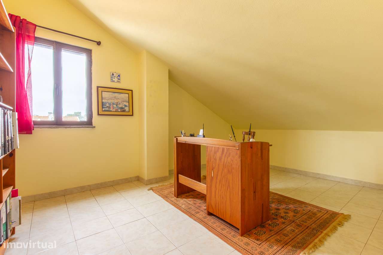 Moradia T5 isolada com jardim e terraço em Quinta do Conde-10