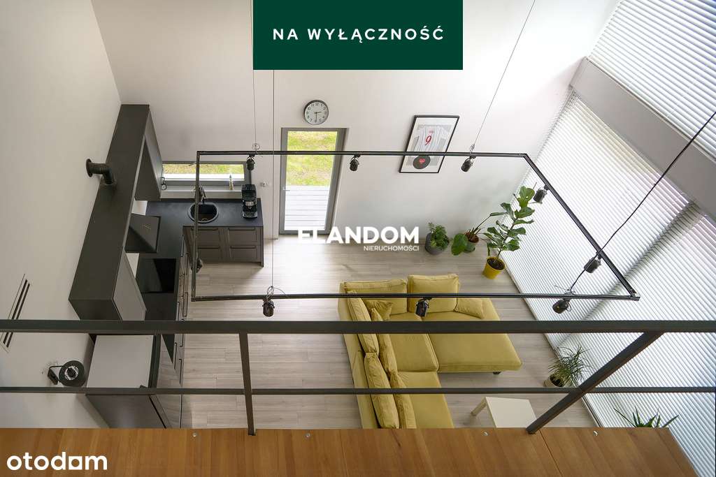 Nowoczesny dom na dużej działce z sosnami