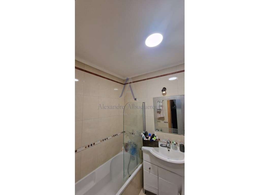 Apartamento T2 com lugar de Garagem e Elevador-20