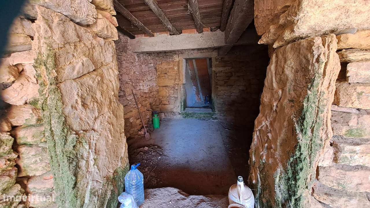 Moradia T2 para Reconstrução no Centro de Almalaguês-20