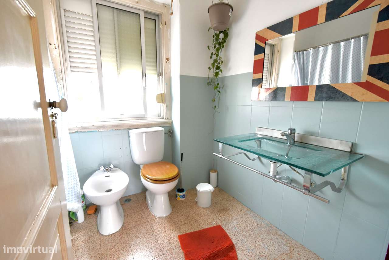 Moradia T4 Geminada com Excelente Espaço Exterior em Algueirão-37