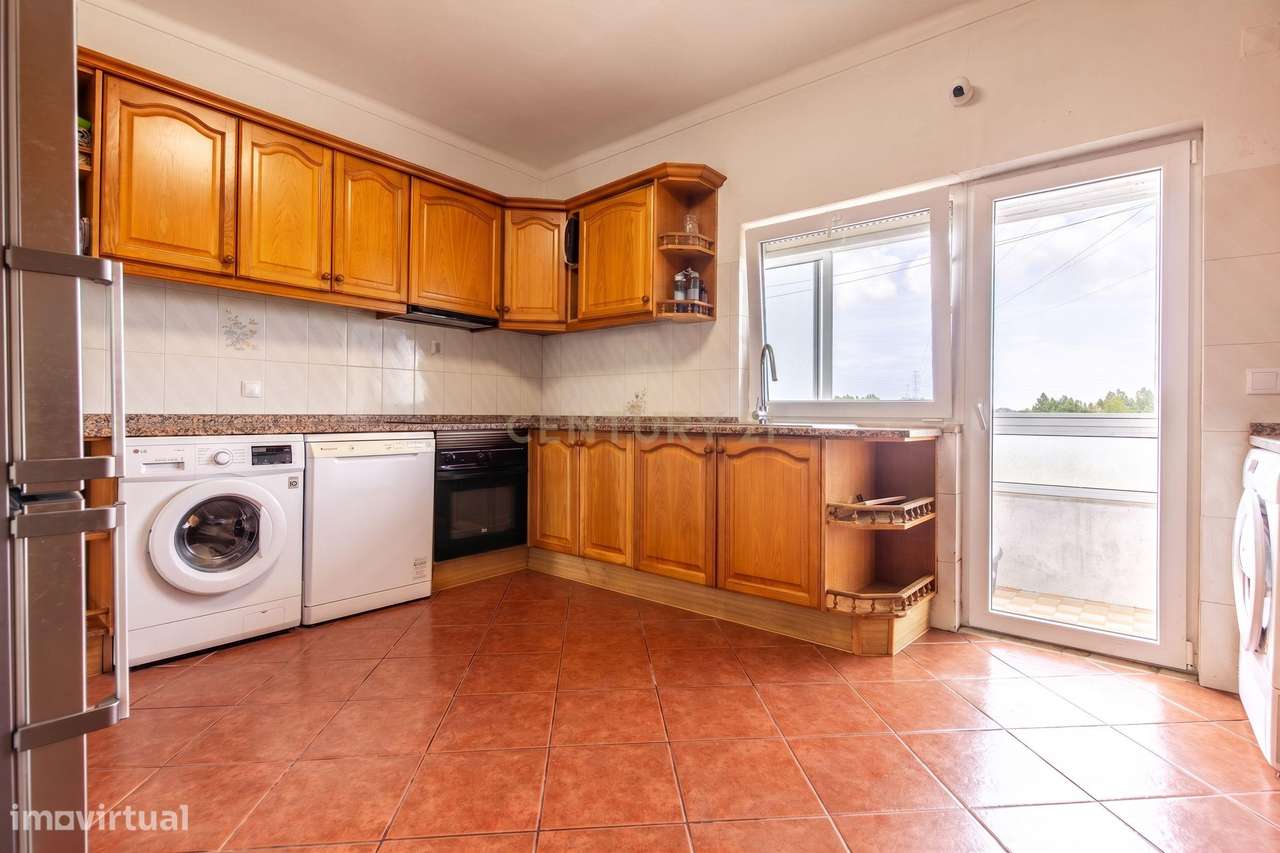 Excelente Apartamento de 4 Assoalhadas com Terraço e Sótão Independent-9