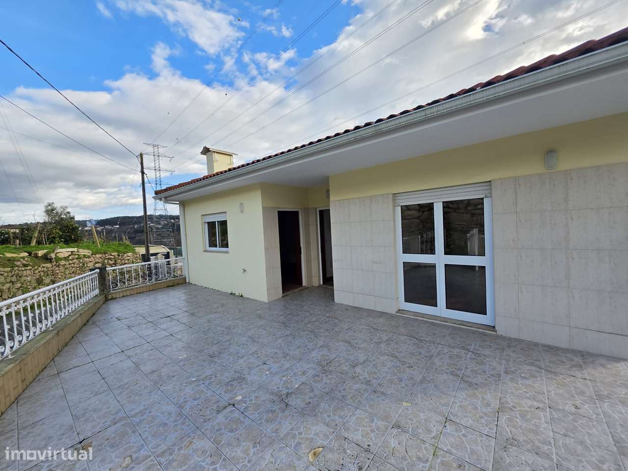 Moradia T2 com terraço e garagem nos subúrbios-14