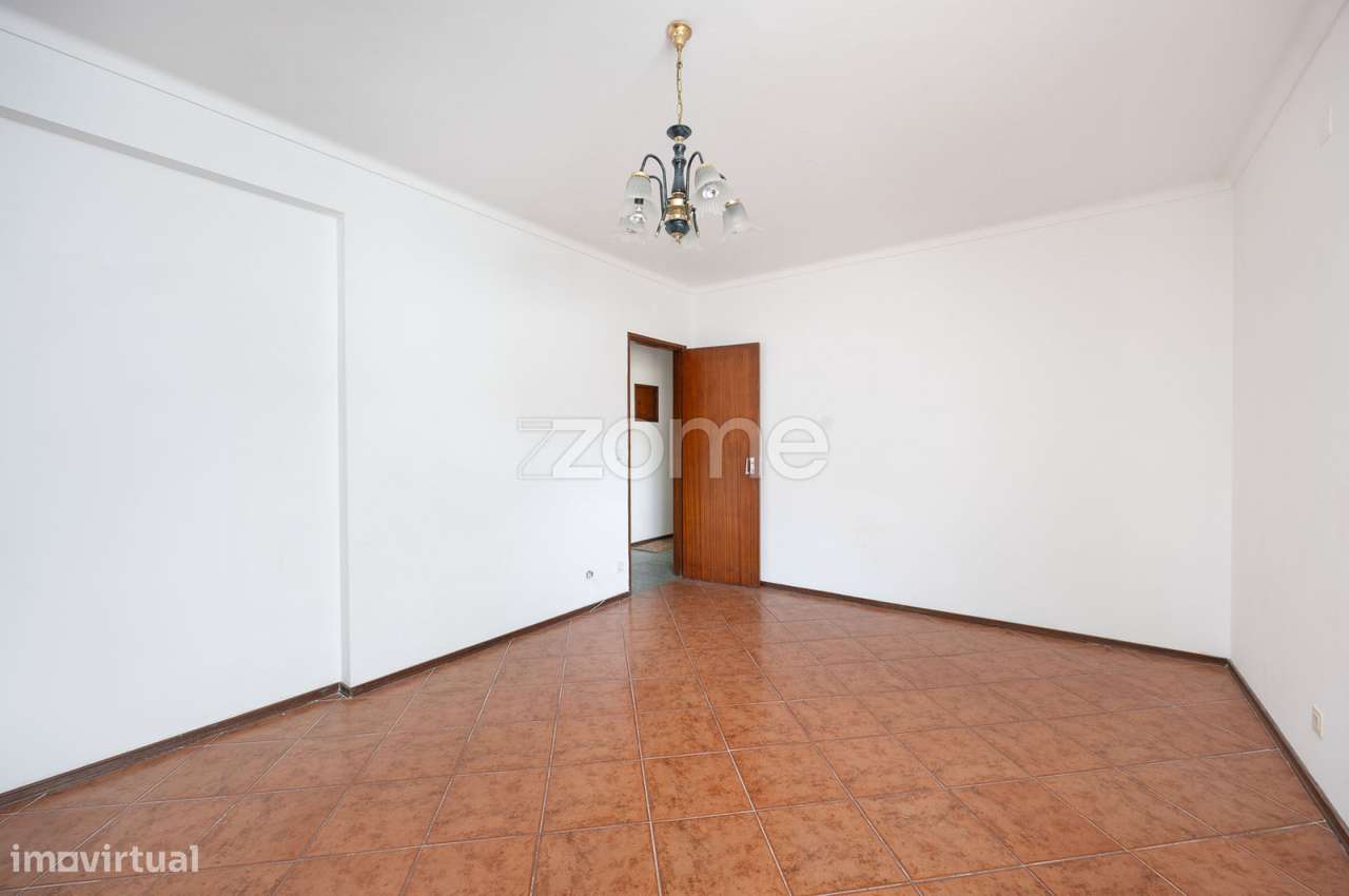 Apartamento T2 no Centro de Porto de Mós-21