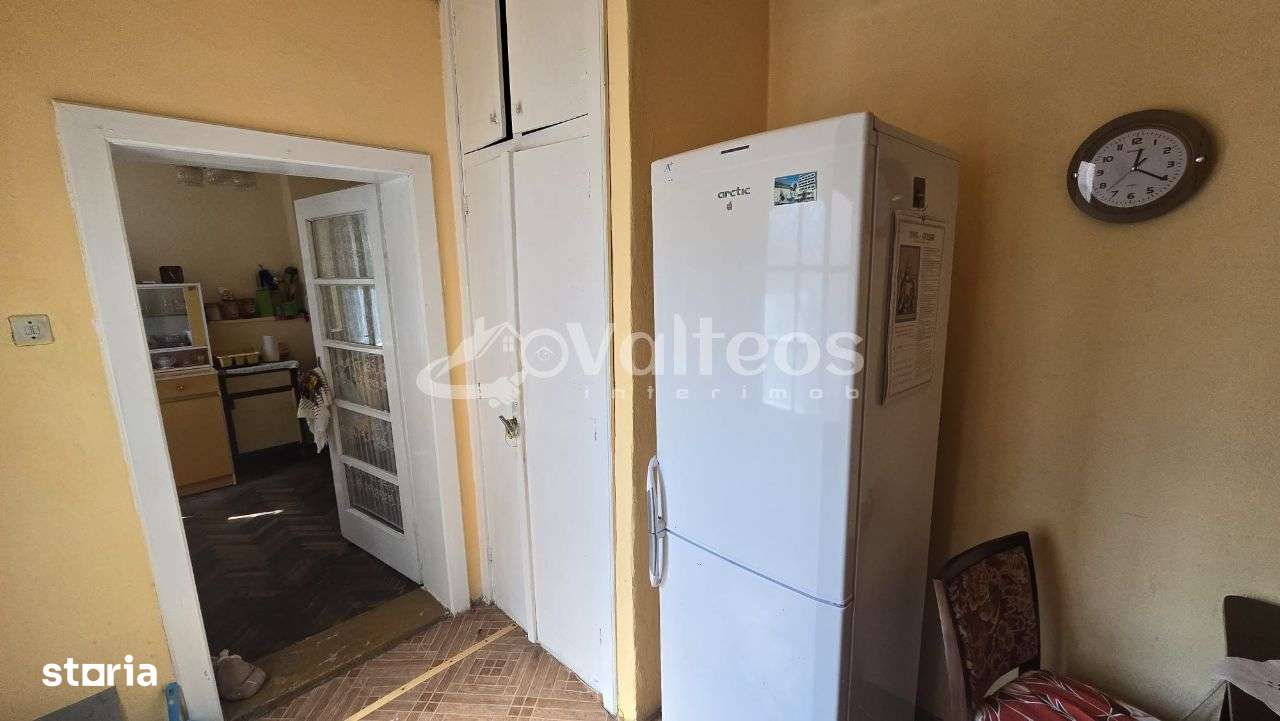 Resita, de vânzare casă, două corpuri, curte, zona centrală-12