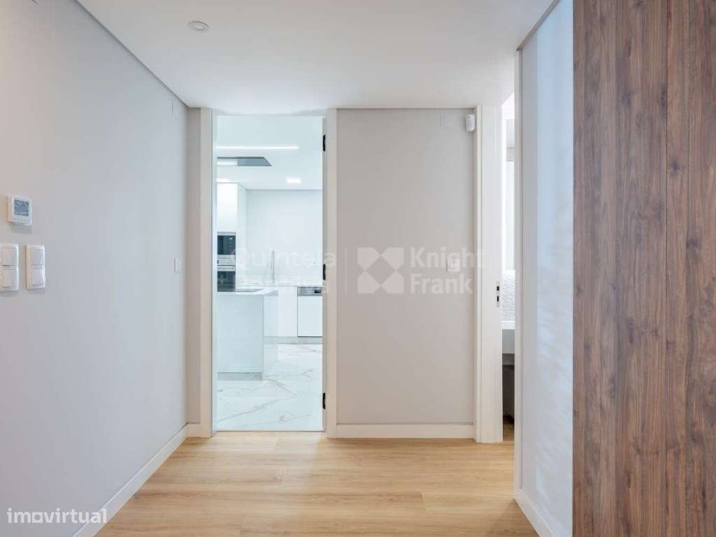 Apartamento T3 com duas varandas e estacionamento em Carcavelos - Grande imagem: 4/30