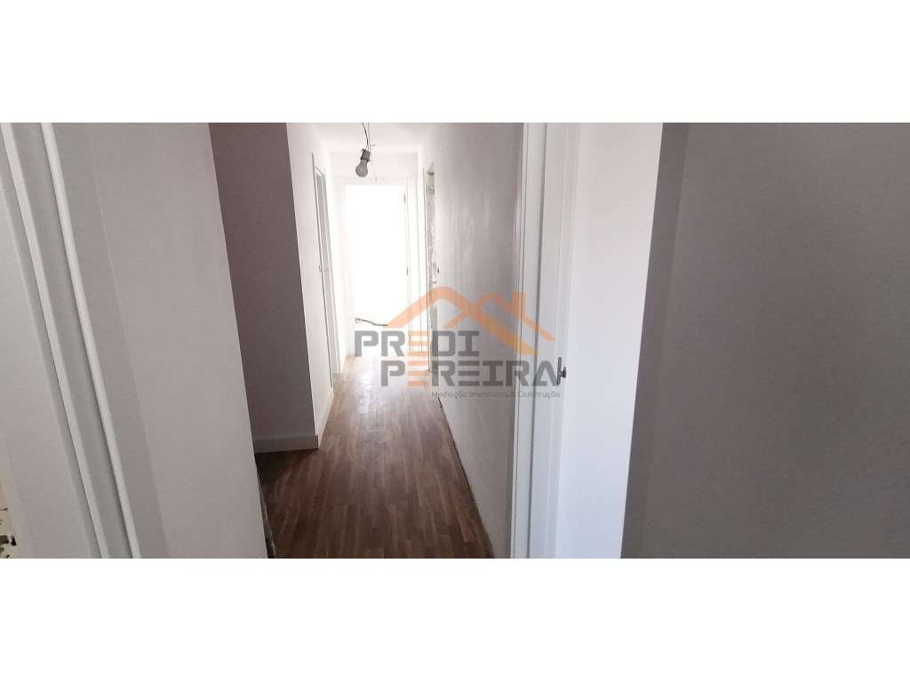 Apartamento T3 totalmente remodelado - Santo António dos Cavaleiros...-8