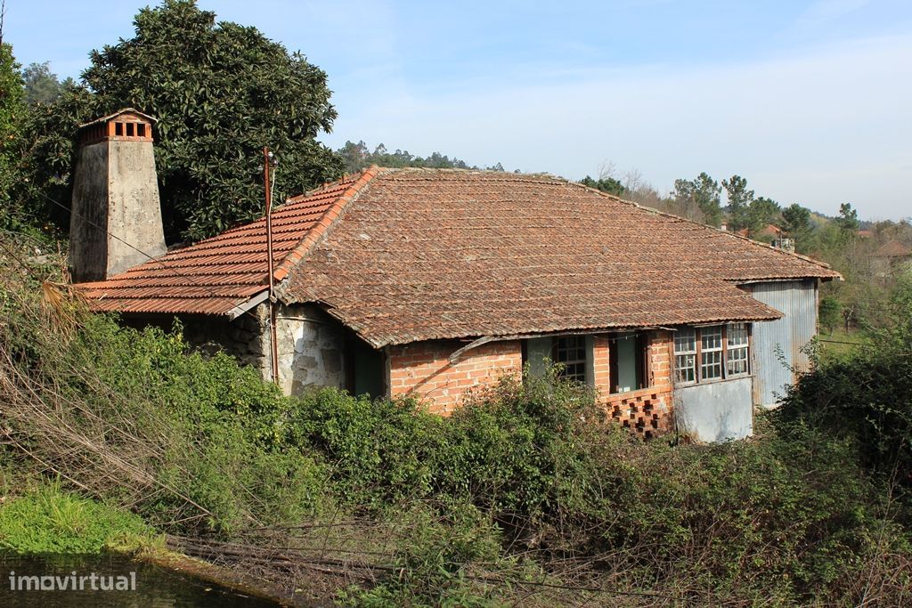 Casa para recuperar com jardim em aldeia, Múceres, Tondela