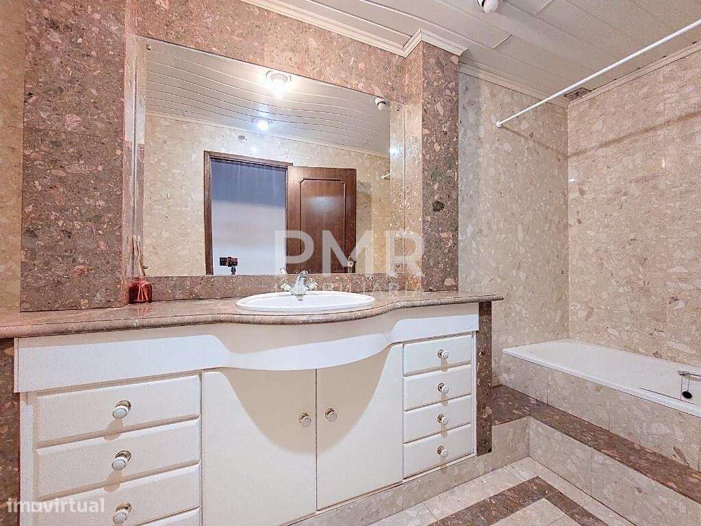 Vende-se Apartamento de 5 assoalhadas c/garagem e arrecadação junto ao - Grande imagem: 5/18