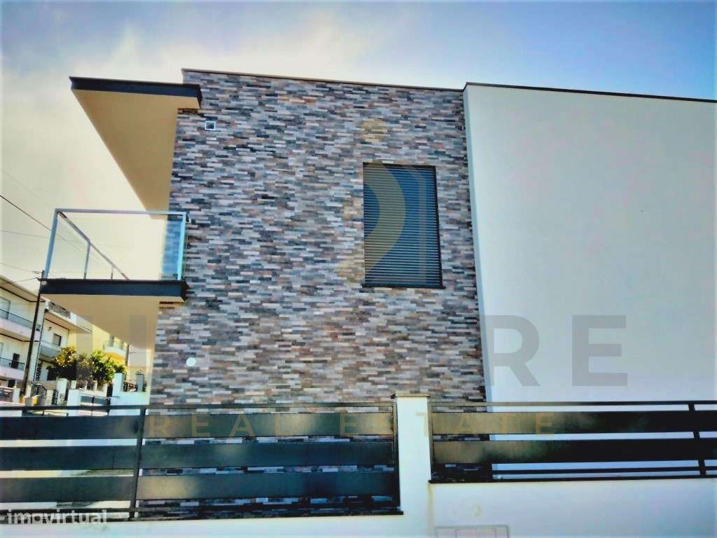 Moradia T3 em construção com piscina e garagem na Charneca de Caparica-23
