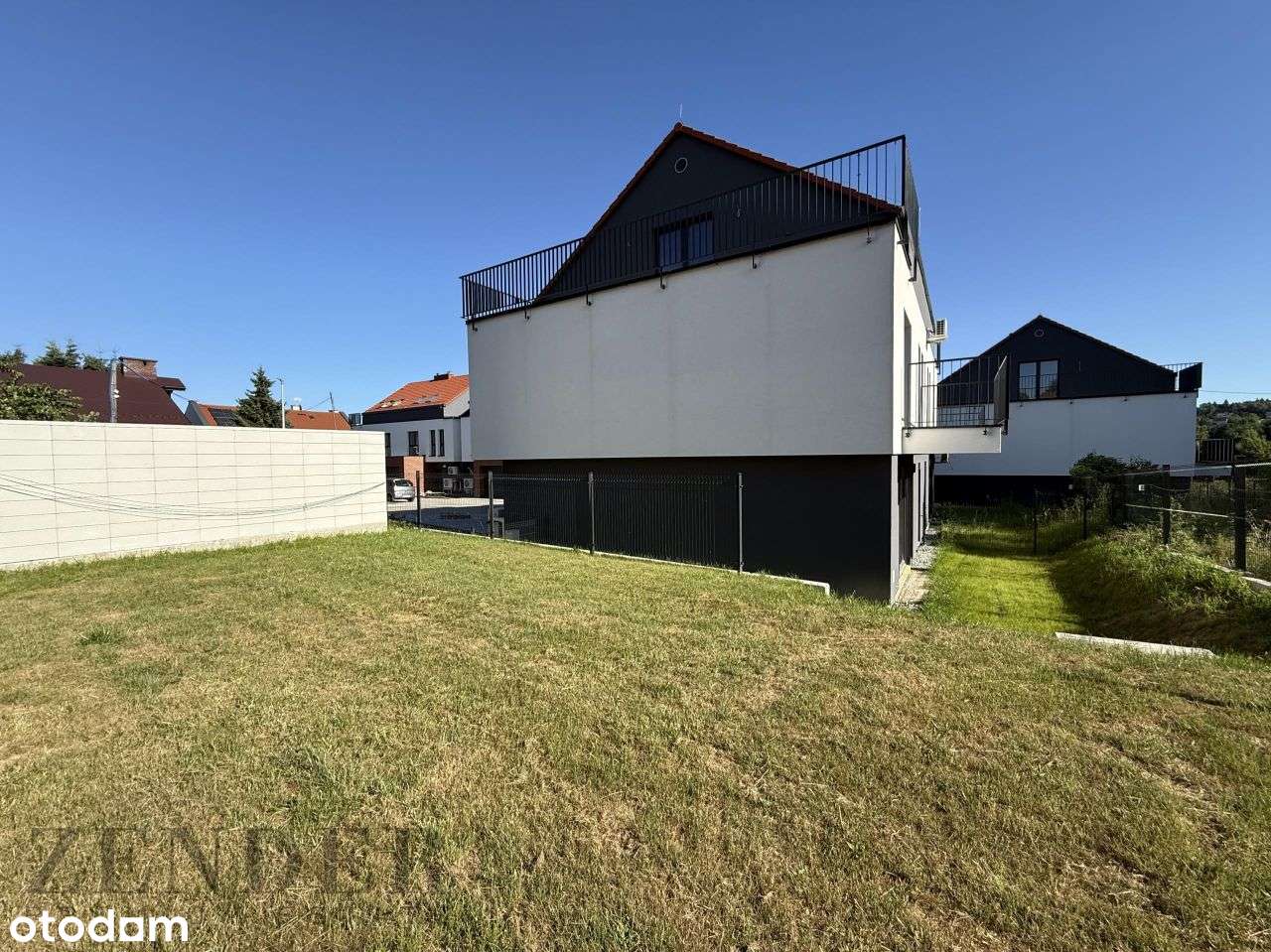 5 sypialni + salon, dostęp do kolejki miejskiej-3