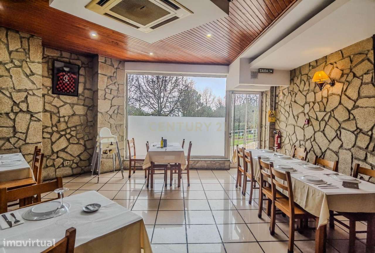 Espaço comercial  | 196ms | Box uma viatura | Duas frentes | Pedrouços - Grande imagem: 2/22